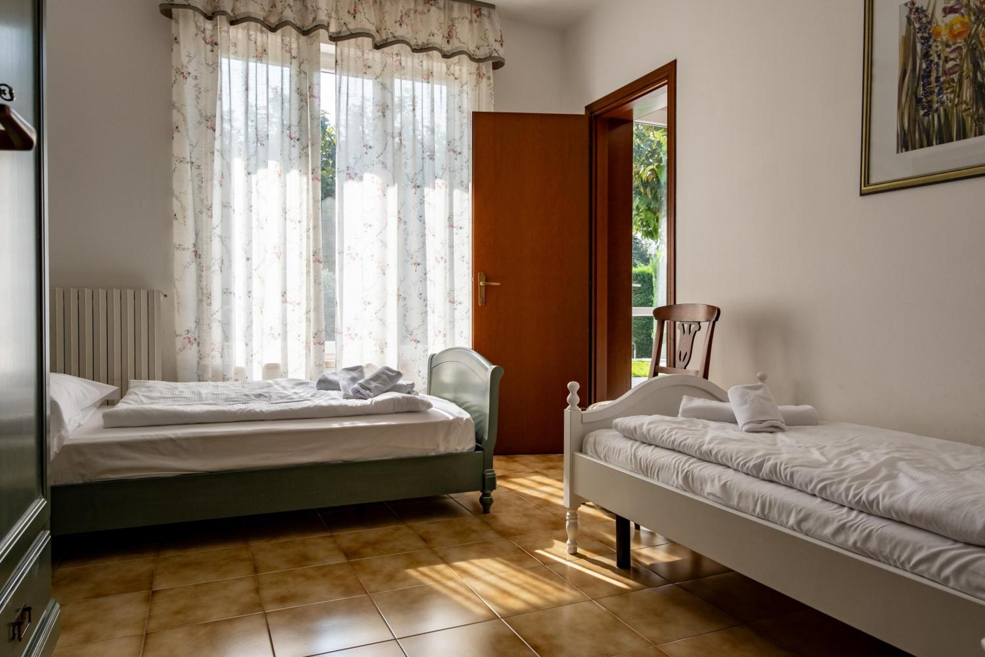 Villa Carini With 3000 Mq Garden & Heated Pool Castelnuovo del Garda Esterno foto