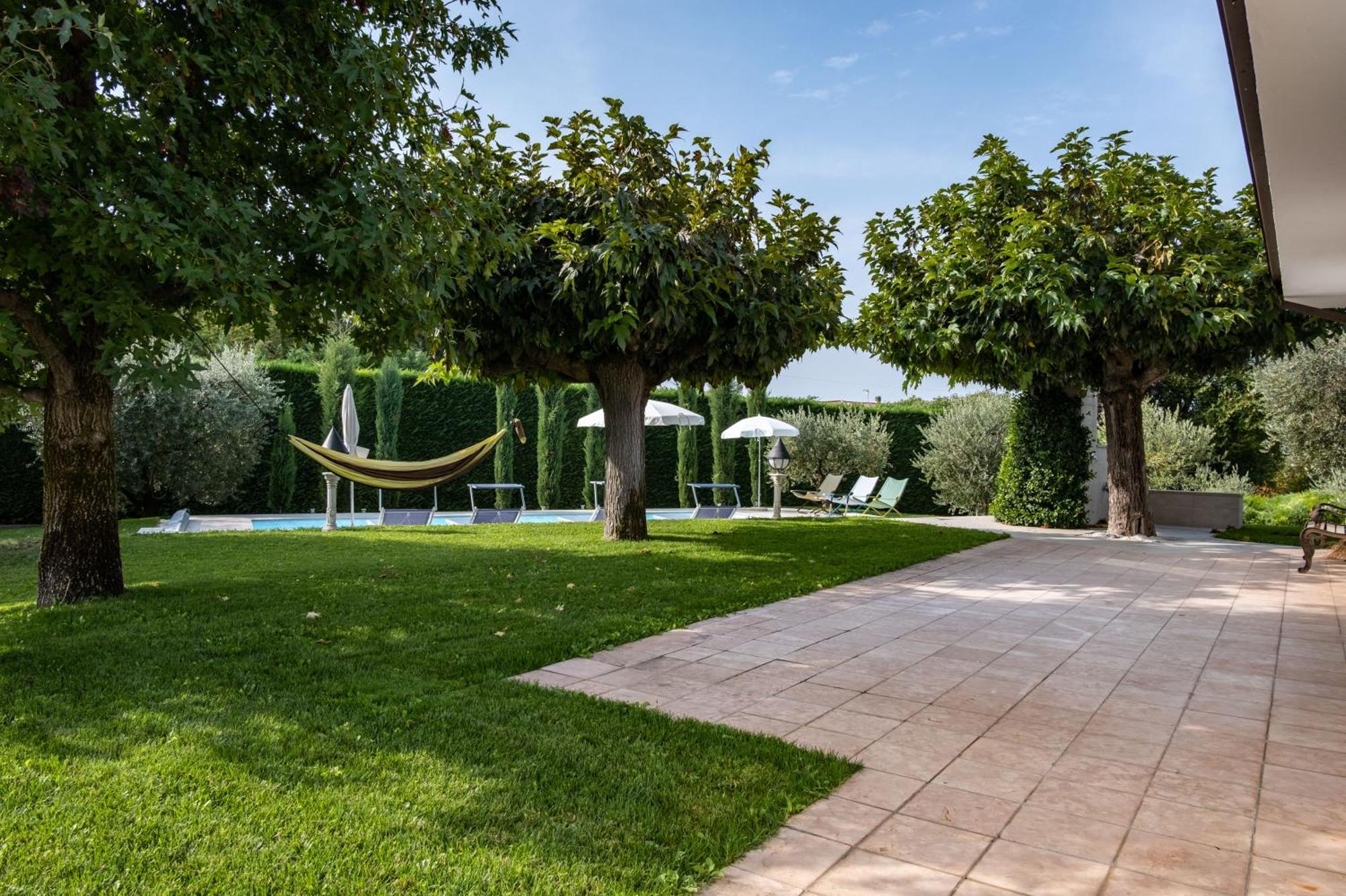 Villa Carini With 3000 Mq Garden & Heated Pool Castelnuovo del Garda Esterno foto