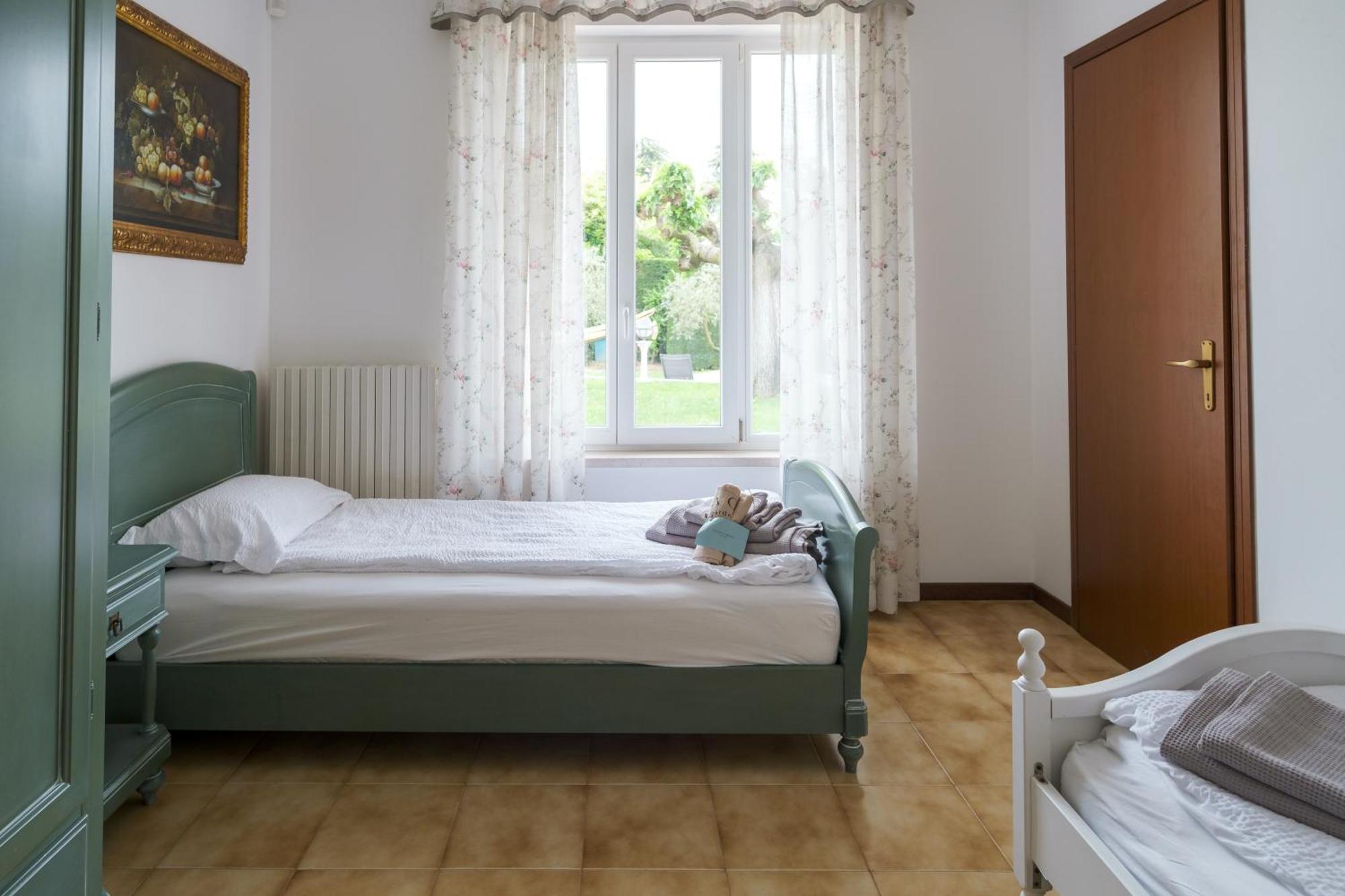 Villa Carini With 3000 Mq Garden & Heated Pool Castelnuovo del Garda Esterno foto