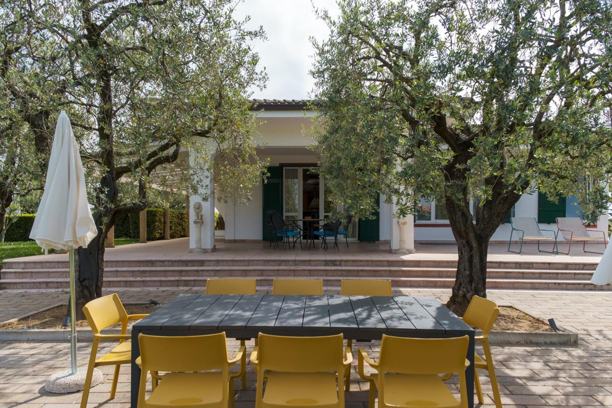 Villa Carini With 3000 Mq Garden & Heated Pool Castelnuovo del Garda Esterno foto